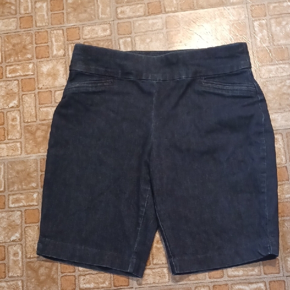 Women's Black Denim Stretch Bermuda Shorts Croft & Barrow Size 10p - Picture 1 of 3